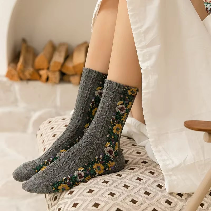 Calcetines de mujer de algodón puro con bordado de flores, calcetines de tubo medianos, tendencia retro 2024, estilo étnico, primavera y verano