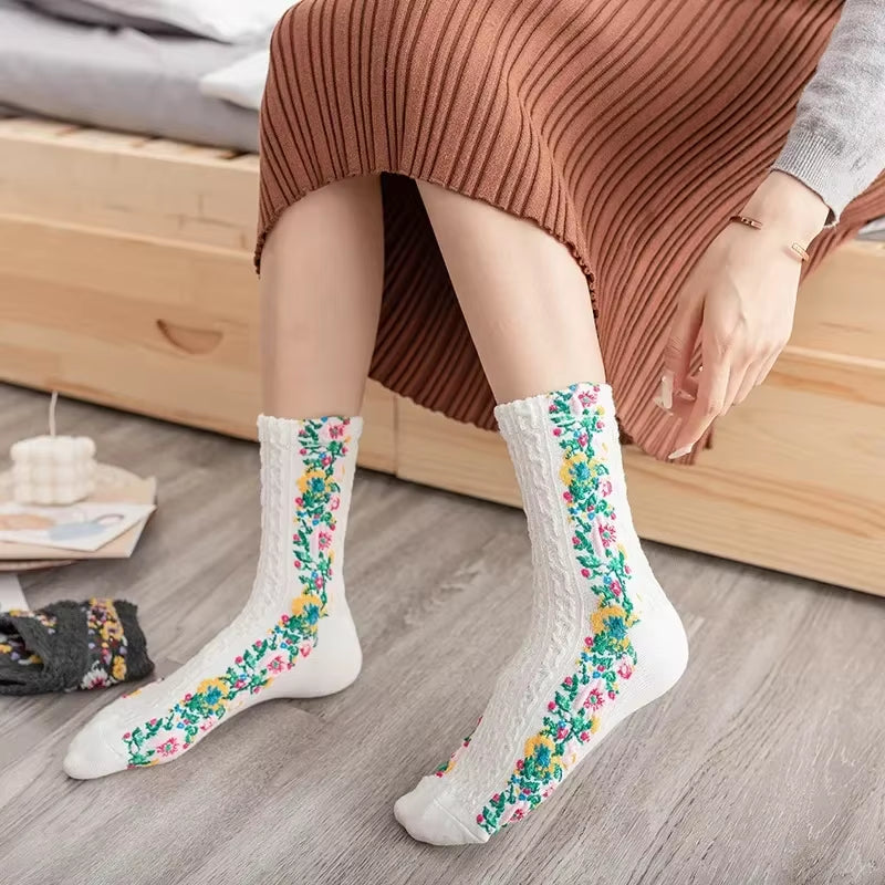 Calcetines de mujer de algodón puro con bordado de flores, calcetines de tubo medianos, tendencia retro 2024, estilo étnico, primavera y verano