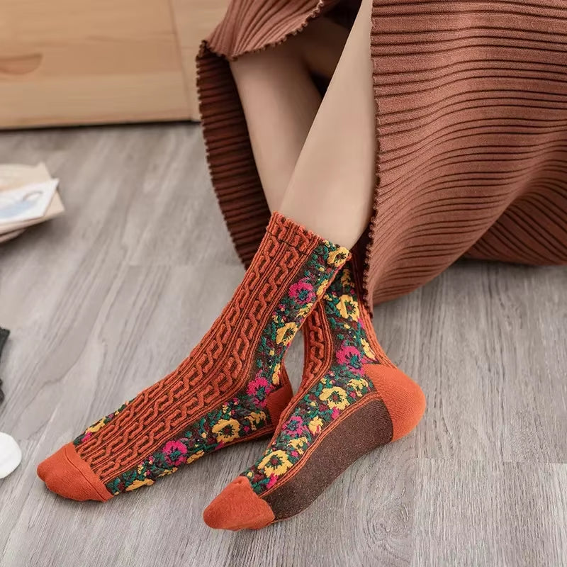 Calcetines de mujer de algodón puro con bordado de flores, calcetines de tubo medianos, tendencia retro 2024, estilo étnico, primavera y verano